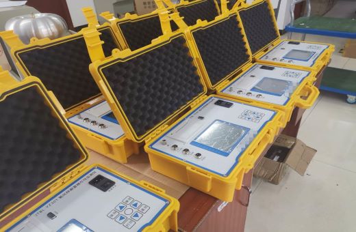 為上海客戶定制的7臺(tái)氧化鋅避雷器阻性電流測(cè)試儀完成了！
